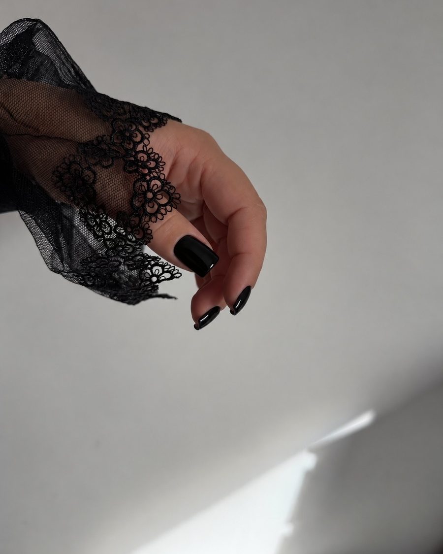Gainage noir, forme carré arrondi, manche en dentelle noire