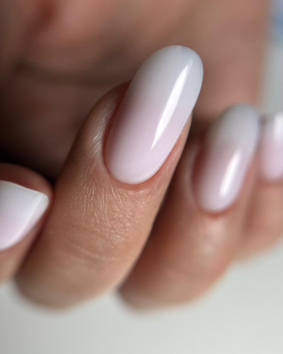 Extension en forme amande, gel rosé, gros plan